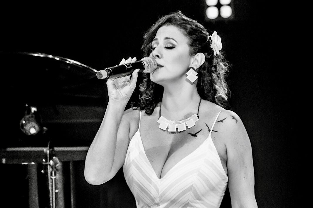 Lu Oliveira no show "O Samba Dá Bossa" no La Vinicola Tijuca - Rio de Janeiro, RJ