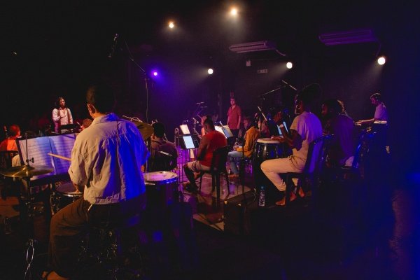 Orquestra Mil Tons apresenta: Clube da Esquina. Participação Especial: Carlos Malta