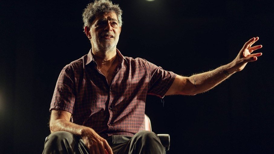 O motociclista no globo da morte