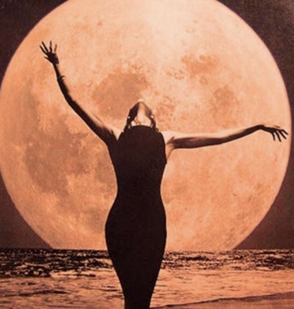Imagem do evento Yoga para mulheres, praia e lua cheia