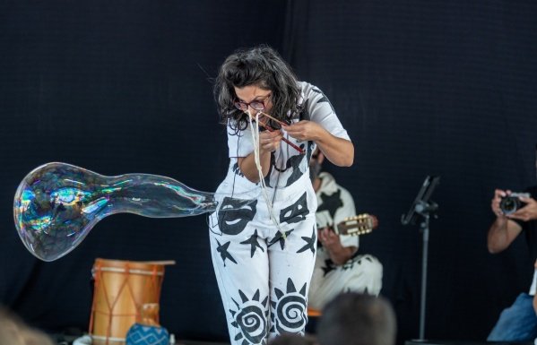 Imagem do evento Arte em Família: Dia das crianças - Super bolha de sabão e cirandas - Com Leila Cunha