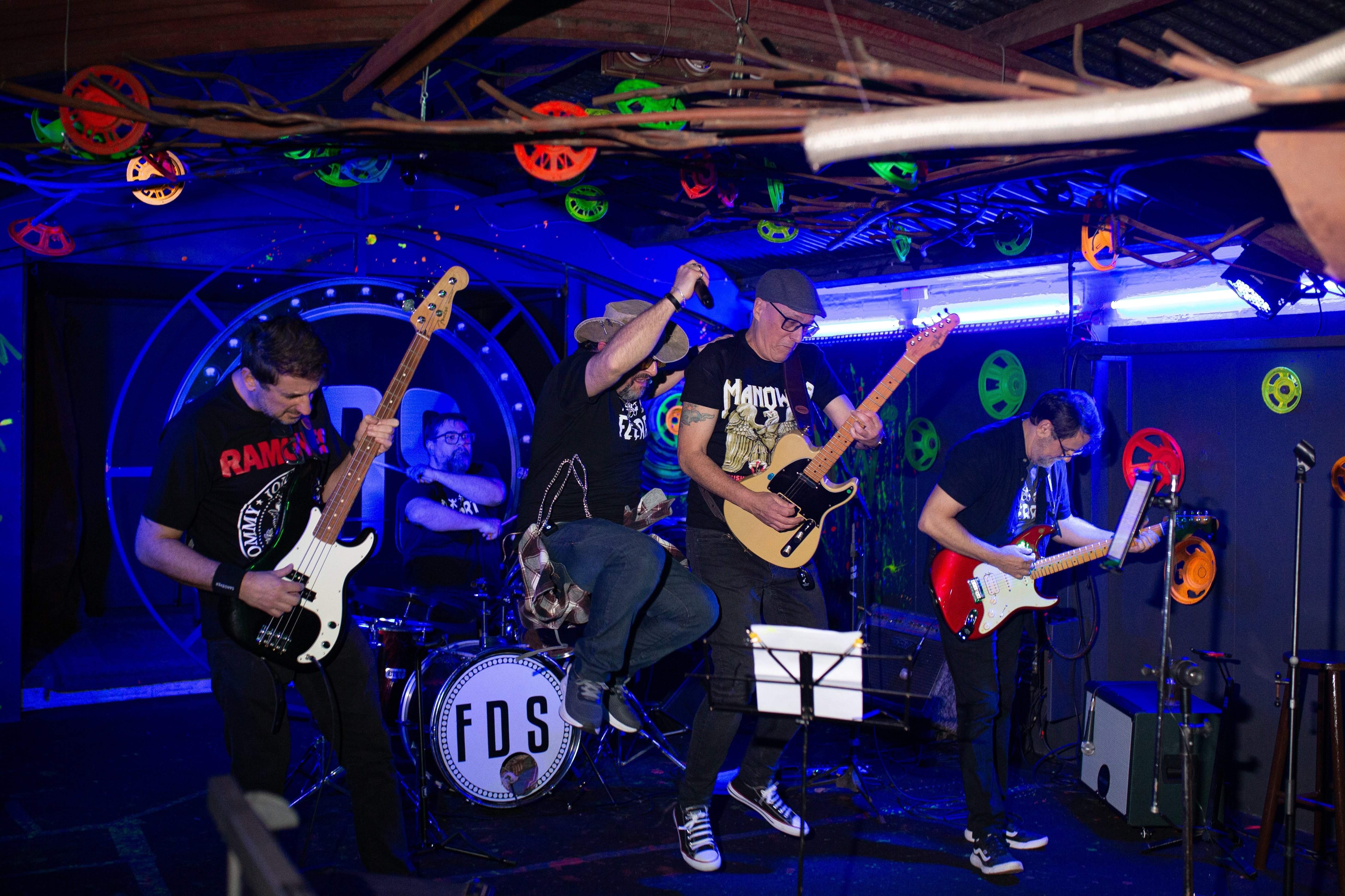 Imagem da fonte — SHOW DA BANDA FLERRT NO SARGENT PEPPERS
